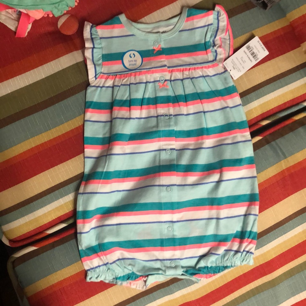 Nwt Adorable carters romper with crab on bottom.